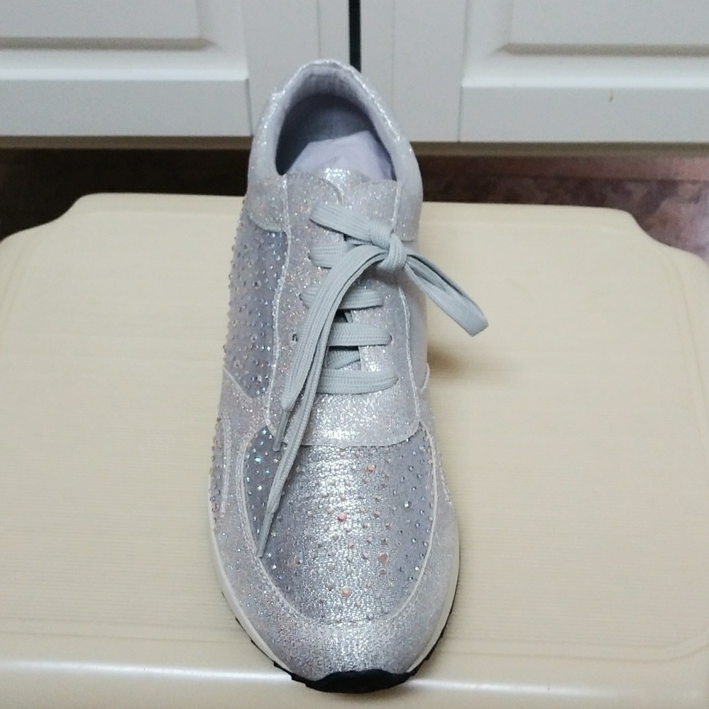 New WOMEN'S RHINESTONE STUDDED FASHION SNEAKER - Picture 3 of 8